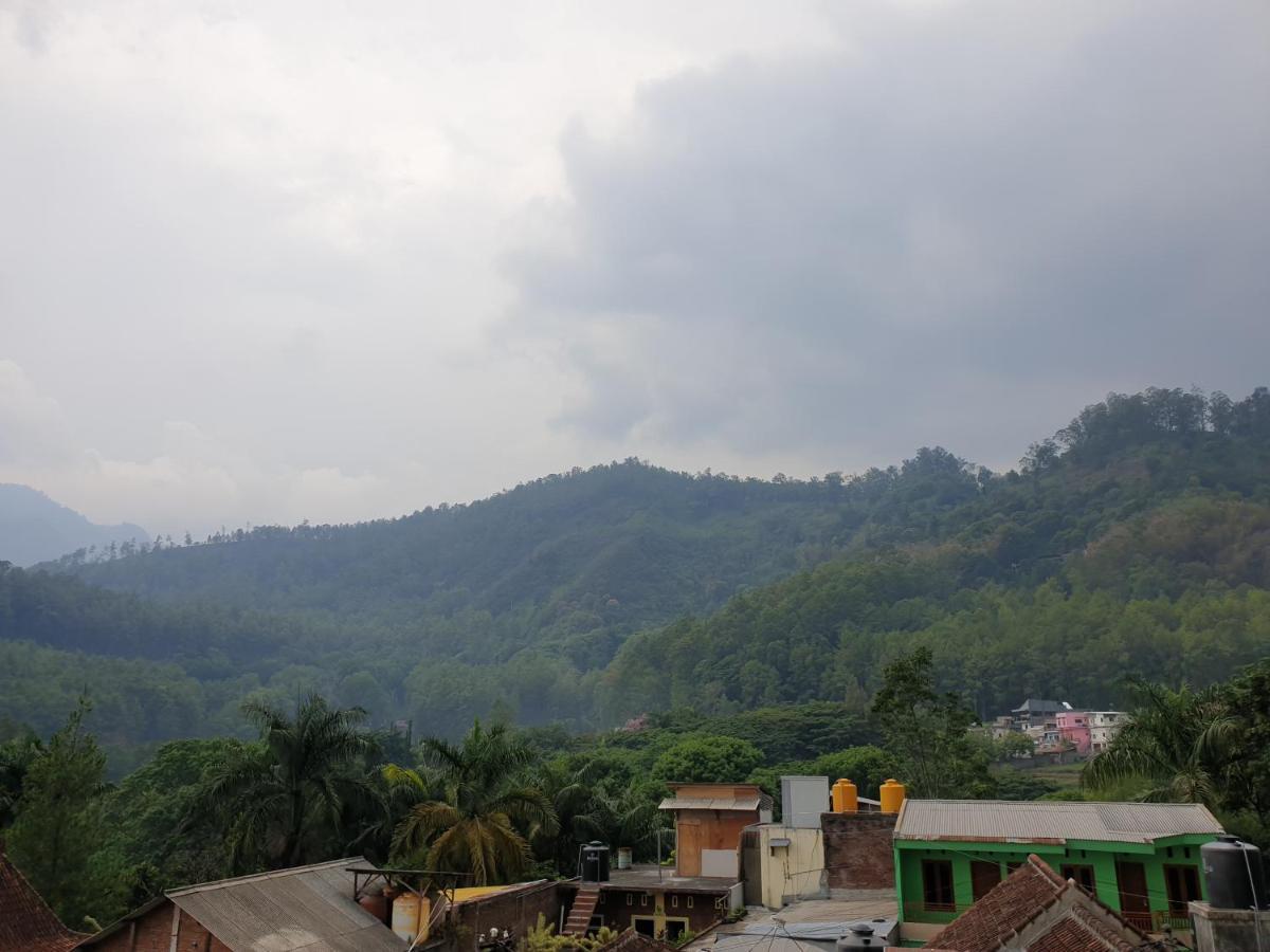 Villa Bukit Cemara Songgoriti Luaran gambar